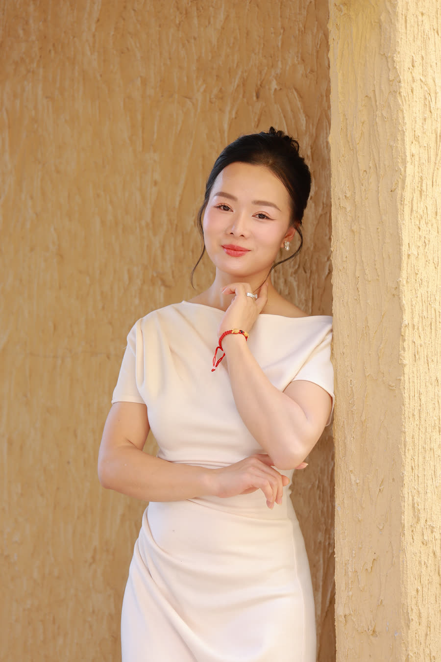 Elsa Phương trong chiếc váy trắng kem