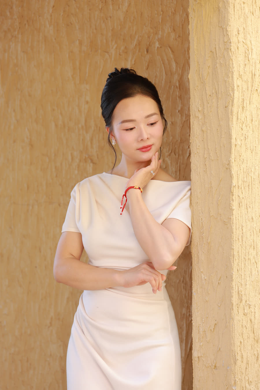 Elsa Phương tựa tường, dáng vai thư thái