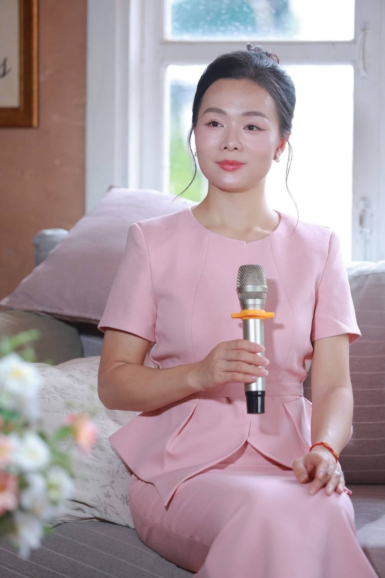 Elsa Phương cầm micro chia sẻ
