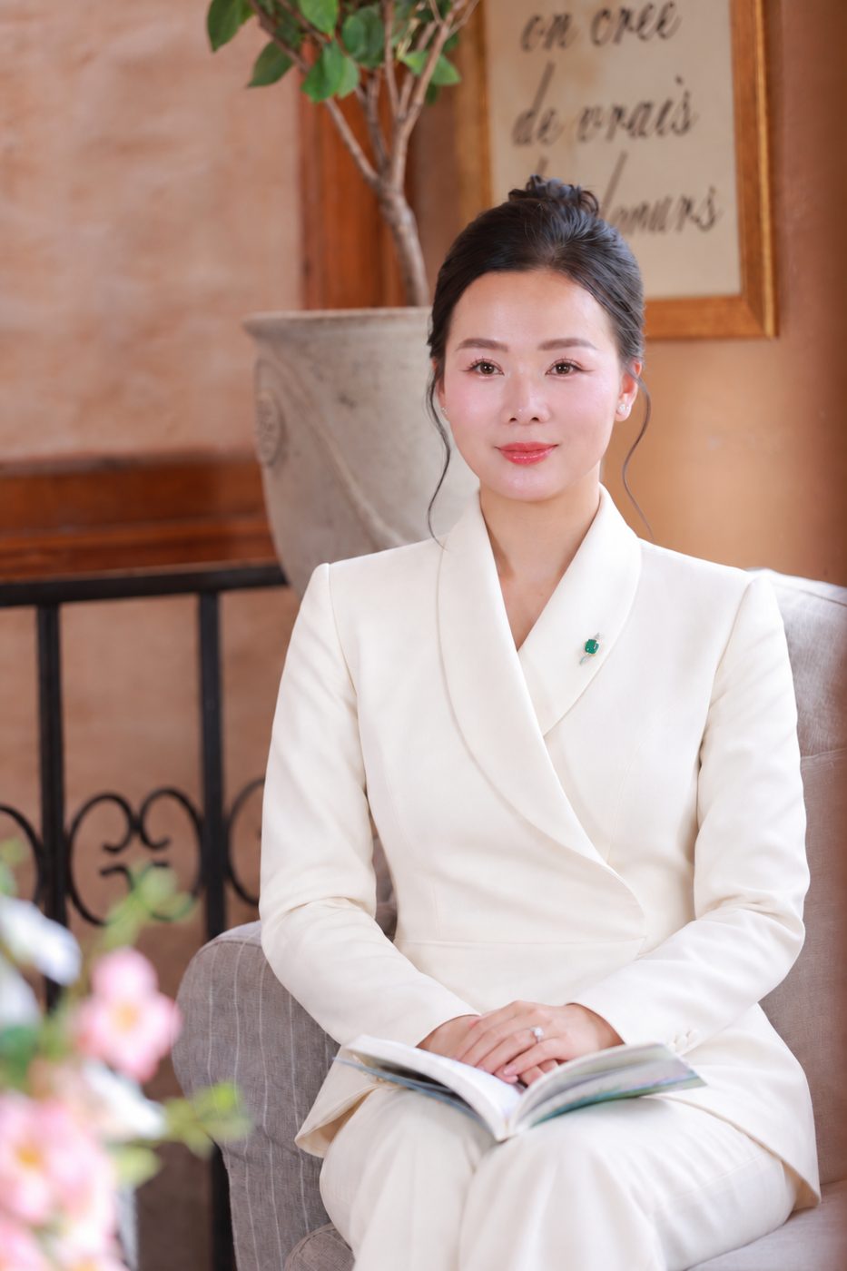 Elsa Phương trong bộ vest trắng
