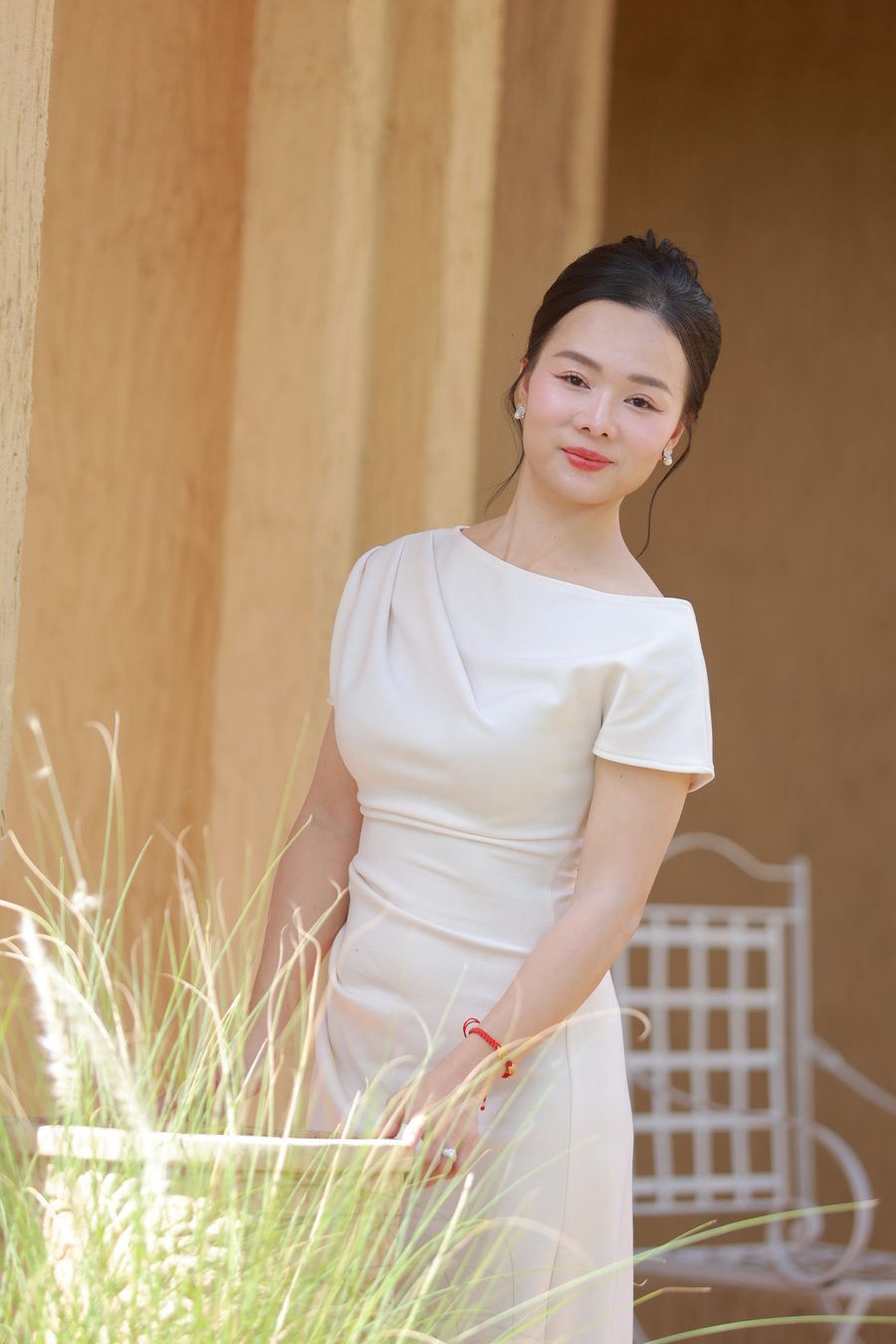 Elsa Phương trong chiếc váy trắng kem