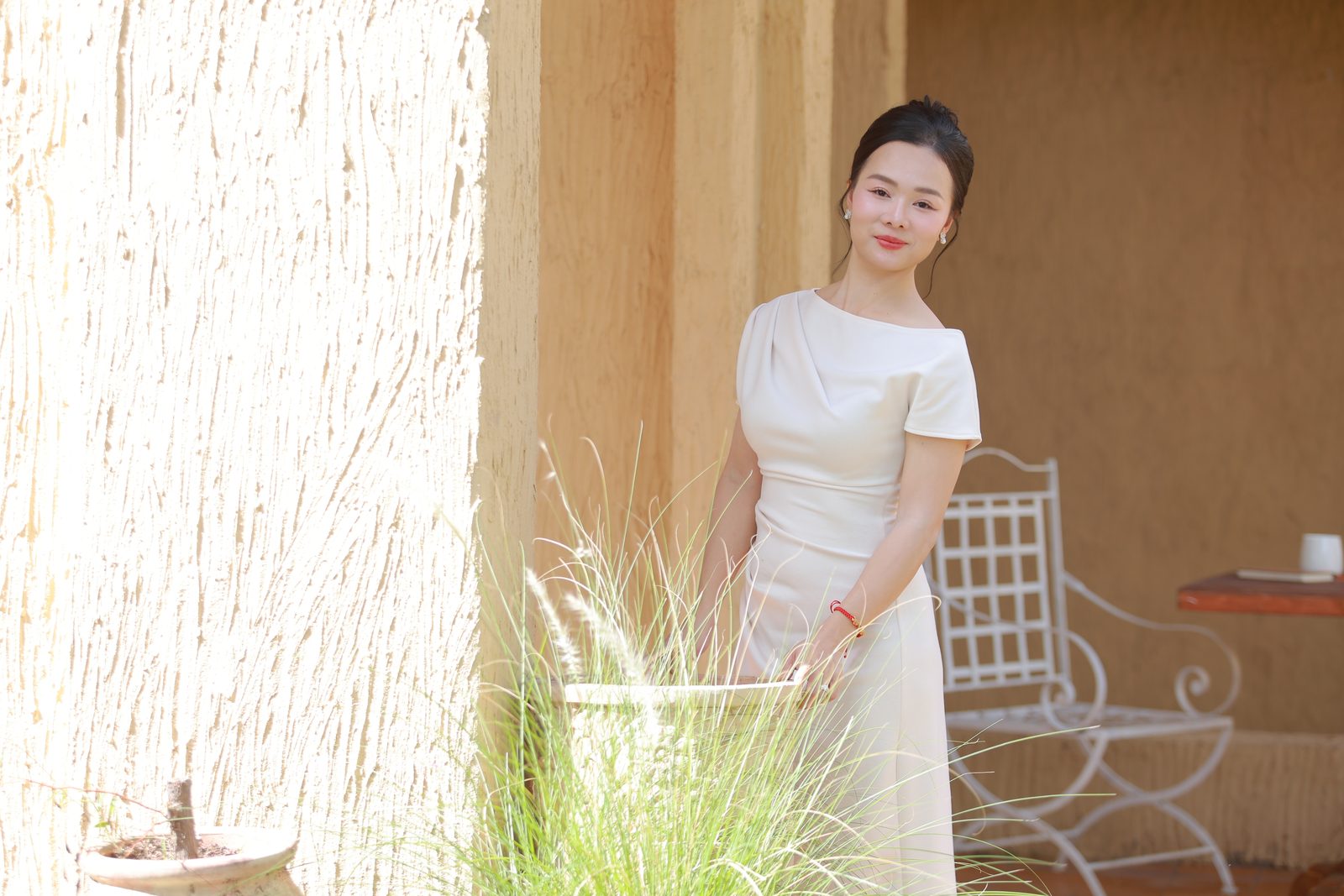 Elsa Phương trong khu vườn buổi sáng