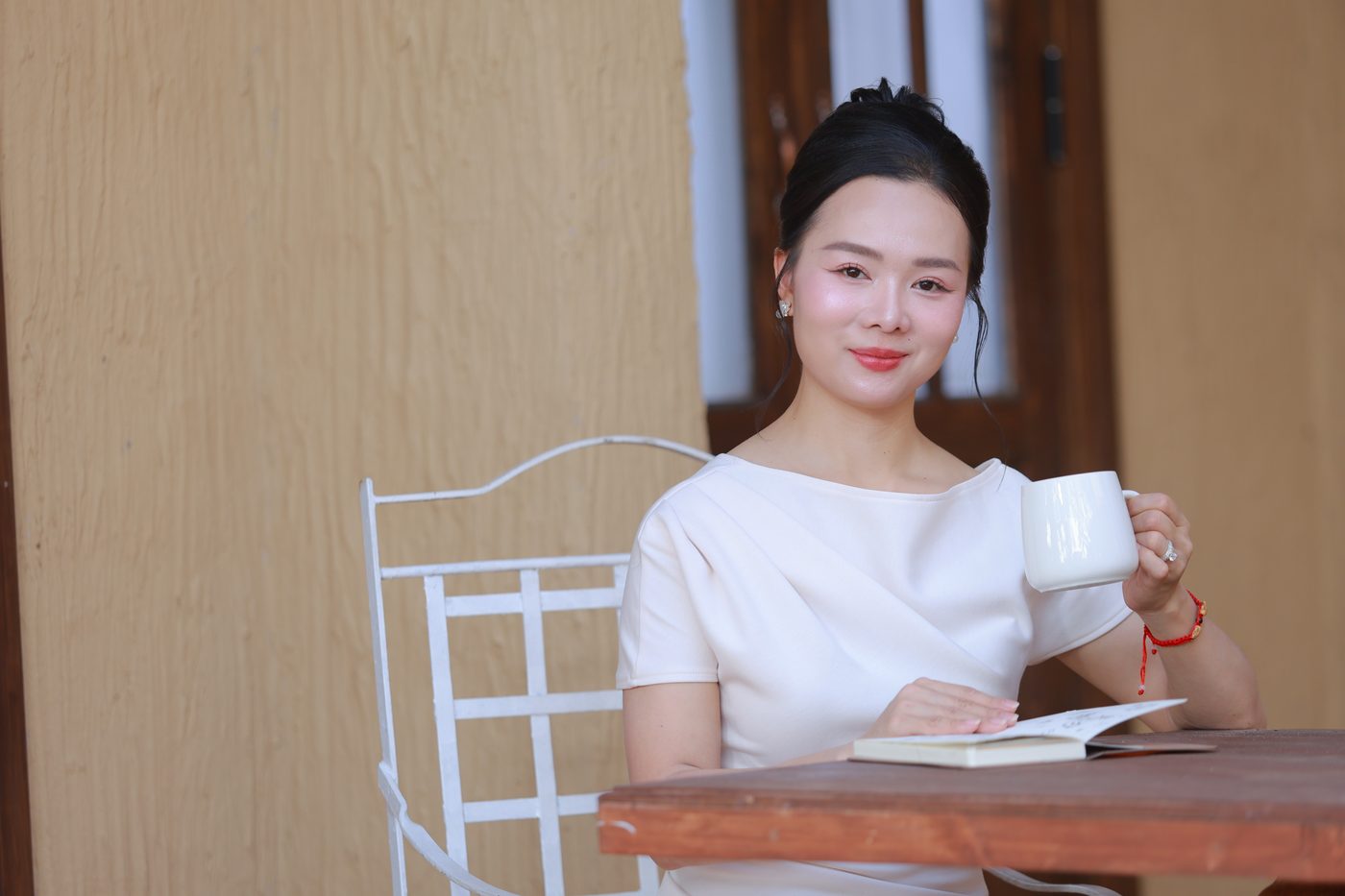Elsa Phương bên tách trà buổi sáng
